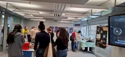 Le week-end des 11 et 12 octobre 2025, Subatech a une nouvelle fois participé à la Fête de la Science à la Halle 6 Ouest de Nantes. Plus de 2600 visteurs, petits et grands, sont venus échanger avec nos chercheurs, ingénieurs et doctorants autour de nos animations sur la radioactivité, la chambre à brouillard ou encore le détecteur sphérique, accompagnées de la carte des noyaux en 3D.