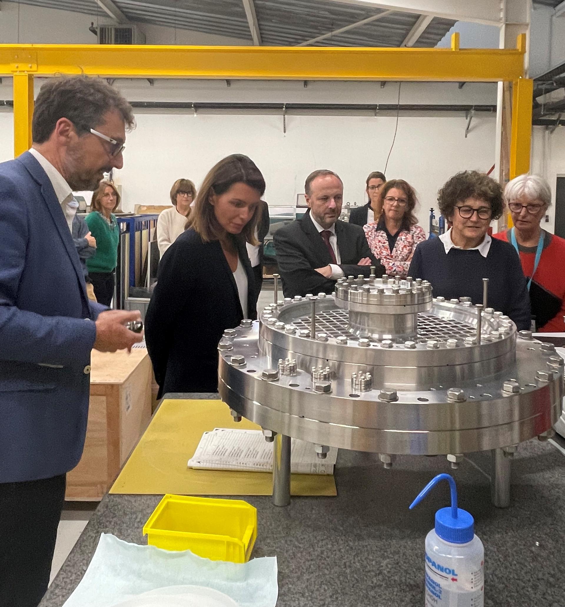 Lundi 17 octobre, la présidente de la Région Pays de la Loire, Christelle Morançais, est venue rencontrer les étudiants IMT Atlantique de Nantes. A cette occasion elle a souhaité visiter le laboratoire Subatech.