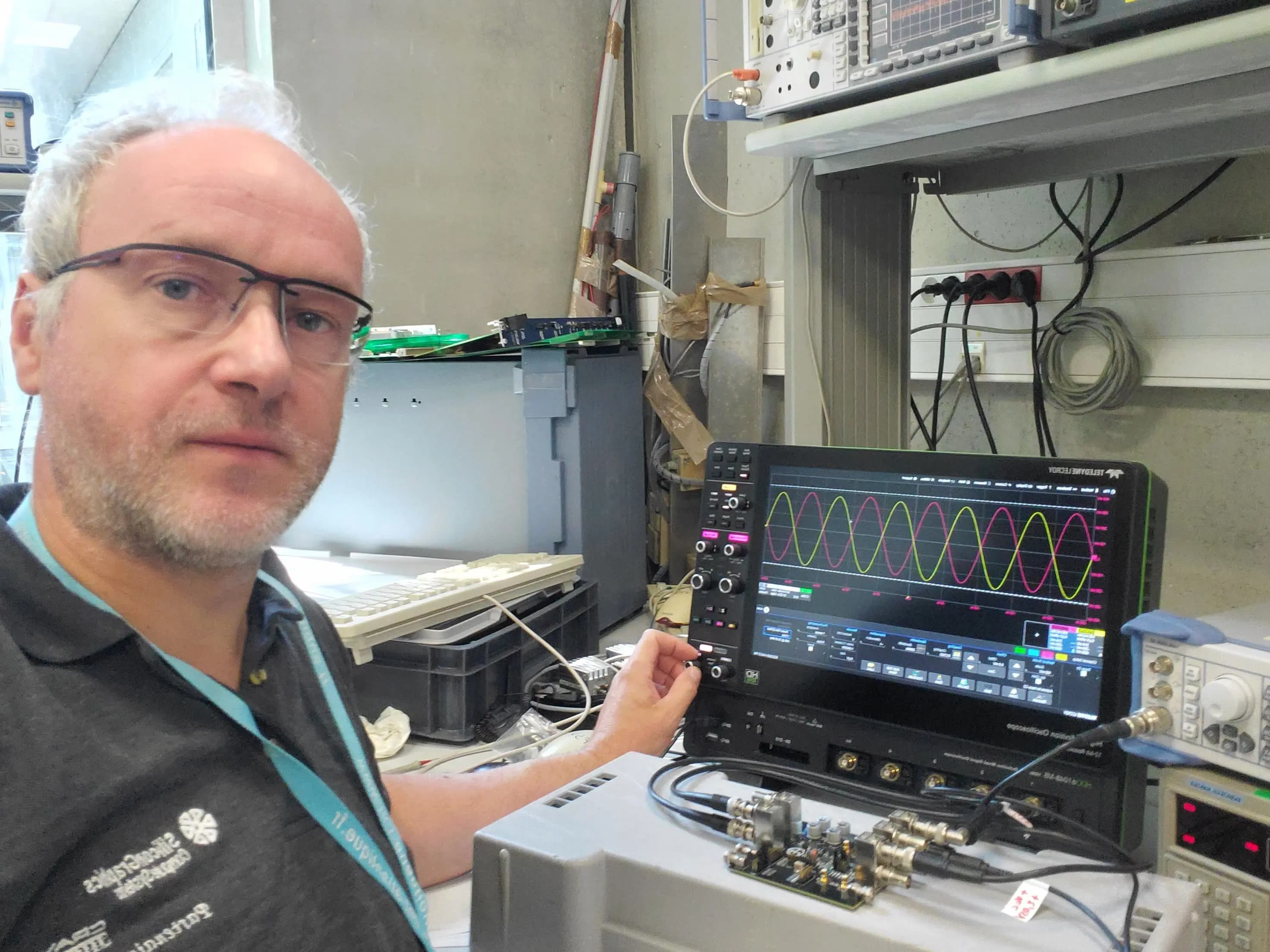Le premier lot de circuits intégrés issus de la R&T BiCMOS du CNRS Nucléaire et Particules est en cours de test au service électronique de Subatech